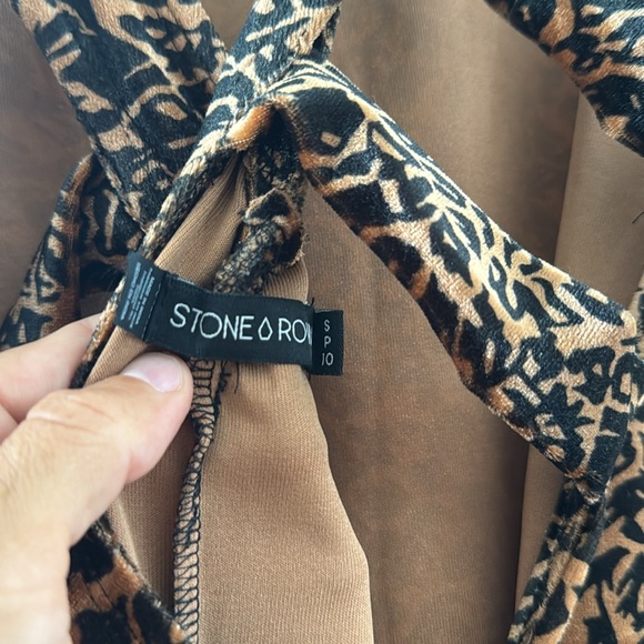 Beautiful cheetah print dress. Velvet like material. - Picture 5 of 6